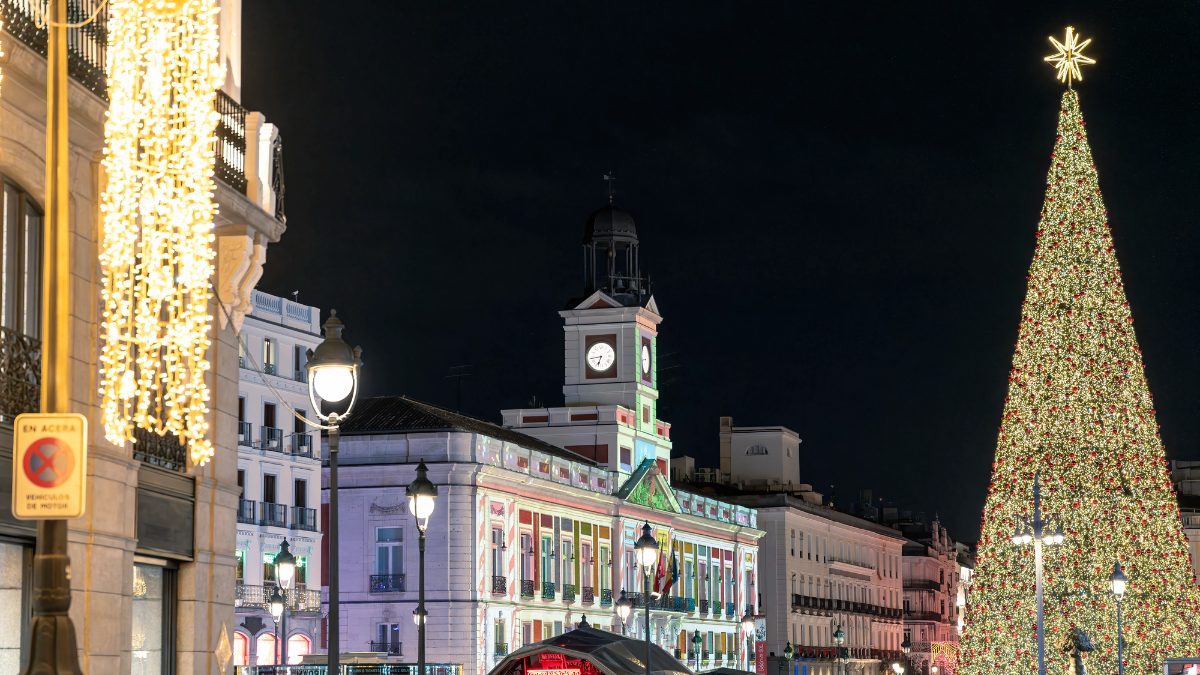 La vista di Puerta del Sol a dicembre durante le celebrazioni del Natale a Madrid