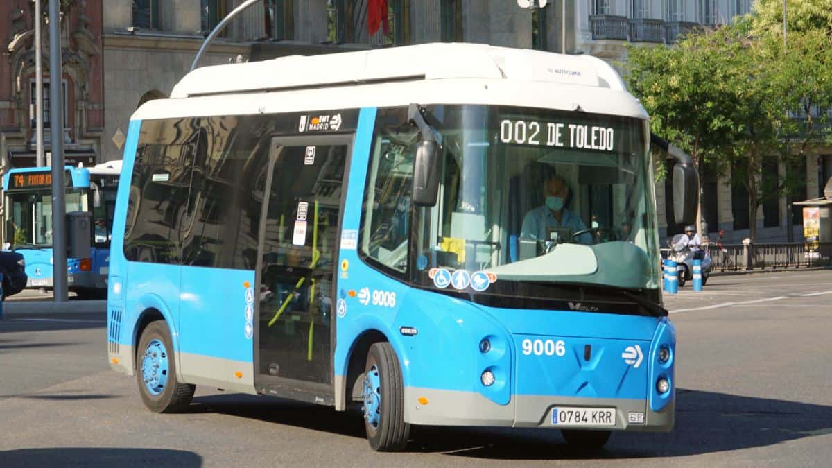 Minibus elettrico della linea 002 gratuita EMT tra Puerta de Toledo e Argüelles a Madrid